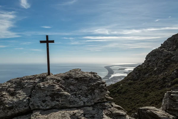 Iron cross in the mountains on the east coast of Corsica — Stock Photo, Image