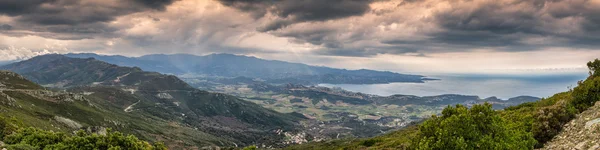 Lynnig himlen över viken av St Florent på Korsika — Stockfoto