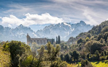 San Francesco manastır ve Castifao Corsica'deki / daki Dağları