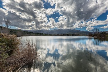 Lac de Padula Oletta Corsica'deki / daki yakınındaki yansıması bulutlar