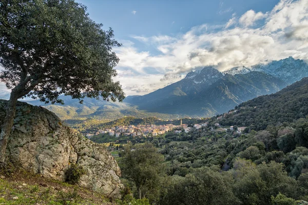 Byn av Moltifao på Korsika med snö täckte bergen behin — Stockfoto
