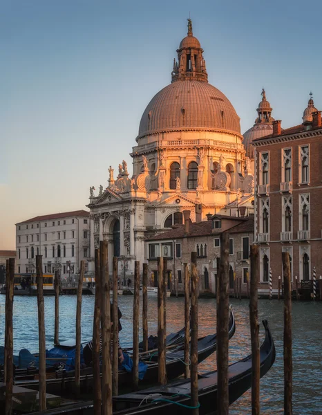 Gôndolas e Basílica de Santa Maria della Saudação em Veneza — Fotografia de Stock