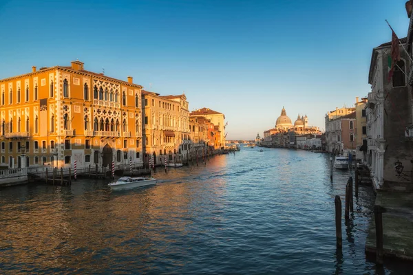 Grande canal e Basílica de Santa Maria della Saudação em Veneza — Fotografia de Stock