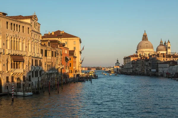 Grande canal e Basílica de Santa Maria della Saudação em Veneza — Fotografia de Stock