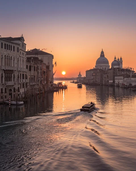 Táxi aquático ao nascer do sol no Grande Canal em Veneza — Fotografia de Stock