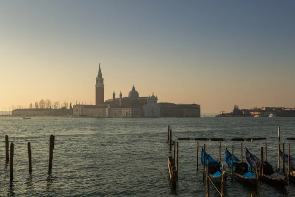 Gôndolas e Igreja de San Giorgio Maggiore em Veneza — Fotografia de Stock