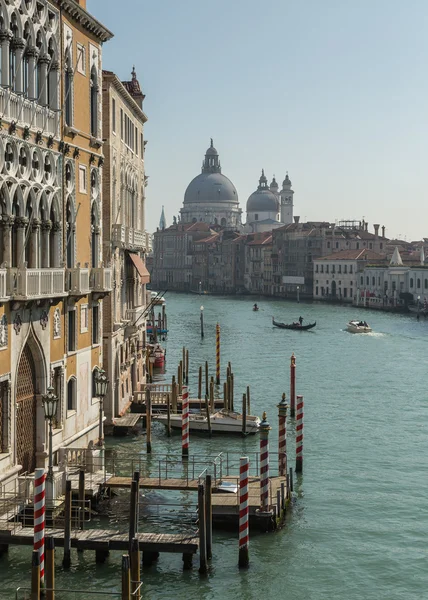 Barcos e gôndolas em grande canal em Veneza — Fotografia de Stock