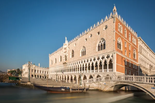 Doge Sarayı ve Venedik'te gondol — Stok fotoğraf
