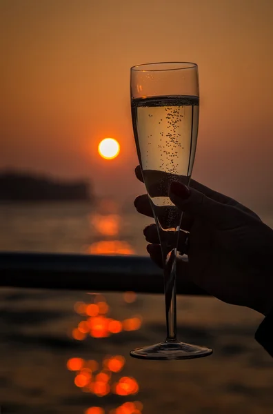 Bir kadeh şampanya ile güneş ayarı