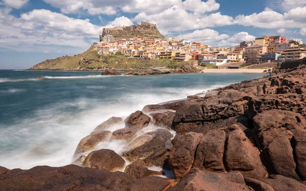 Olas cayendo sobre rocas en Castelsardo en Cerdeña —  Fotos de Stock