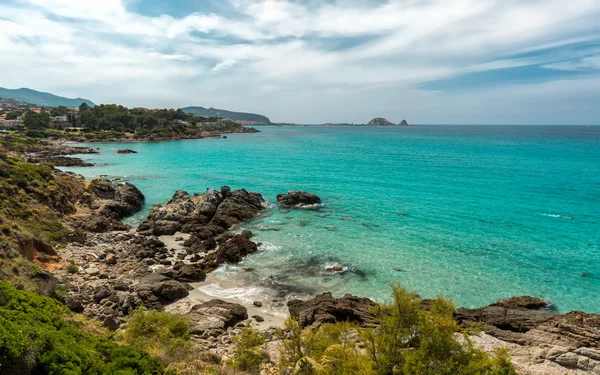 Przezroczyste morze i skaliste wybrzeże Korsyki w pobliżu Ile Rousse — Zdjęcie stockowe