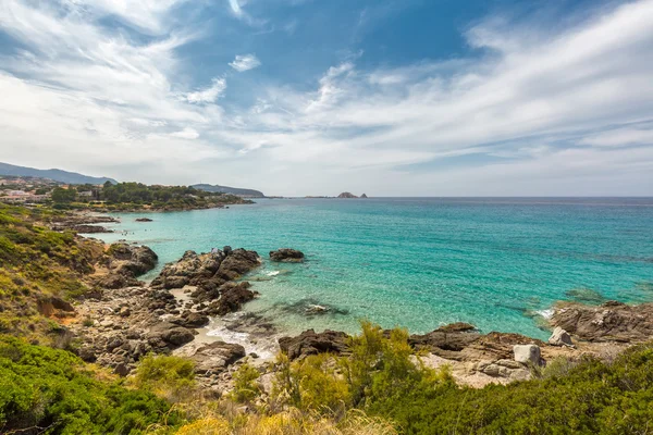 Durchscheinendes Meer und felsige Küste Korsikas in der Nähe von ile rousse — Stockfoto
