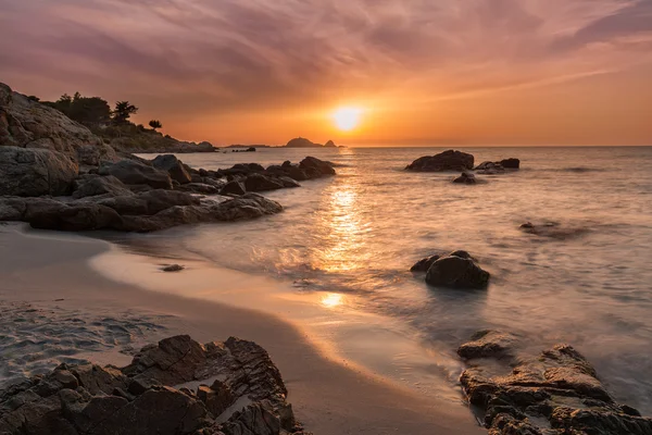 Beautiful sunset over coast and L'Ile Rousse in Balagne region o — Stock Photo, Image