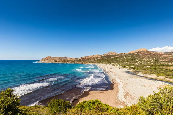 Widok na Ostriconi plaży i Desert des Agriates na Korsyce — Zdjęcie stockowe