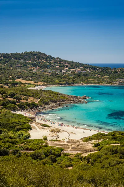 Urlauber und türkisfarbenes Meer am Bodri-Strand auf Korsika — Stockfoto