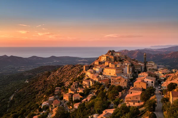 Sole in tarda serata sul borgo montano di Speloncato in Corsi — Foto Stock