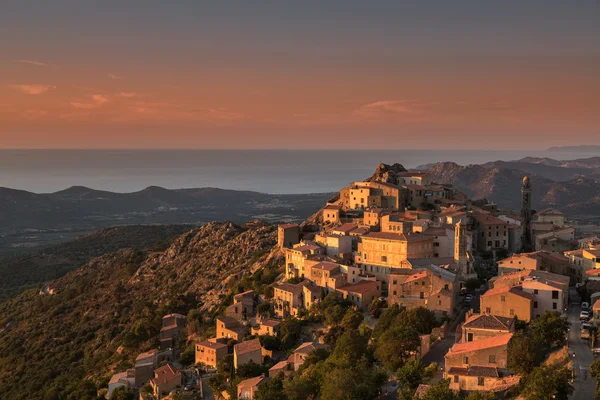 Pozdní večerní slunce na horské vesnici Speloncato v Corsi — Stock fotografie