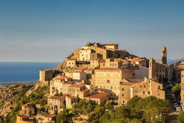 Kvällssolen på berget byn av Speloncato på Korsika — Stockfoto