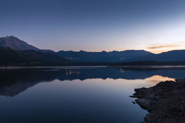 Abenddämmerung am Codole-See auf Korsika — Stockfoto