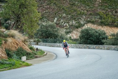 Occhiatana, Korsika, Fransa - 28 Ekim 2020: Camille Colle 2020 Bisikletçi Korsika yarışına katılmıştır. Bisikletçi Korsika, 5 günden kısa bir sürede adanın etrafında dönen 850 km 'lik bir dayanıklılık bisikleti etkinliğidir.