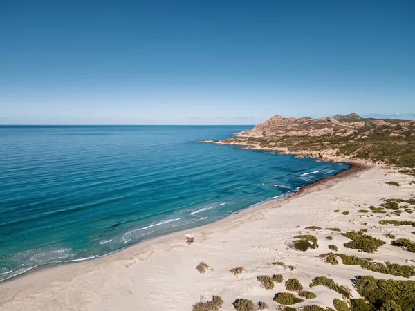 Flygfoto Över Det Turkosa Medelhavet Sköljning Mot Den Vita Sandstranden — Stockfoto