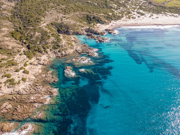 Wybrzeże Skaliste Turkusowe Morze Śródziemne Plaży Ostriconi Regionie Balagne Korsyce — Zdjęcie stockowe