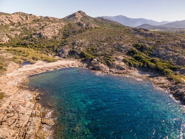 Luftaufnahme Eines Kleinen Sandstrandes Und Des Türkisfarbenen Mittelmeers Einer Abgelegenen — Stockfoto