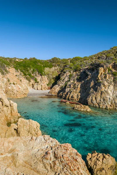 Ein Kleiner Sandstrand Und Türkisfarbenes Mittelmeer Einer Abgelegenen Felsbucht Unter — Stockfoto