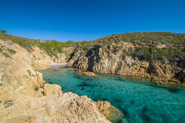 Небольшой Песчаный Пляж Бирюзовое Средиземноморье Замкнутой Скальной Бухте Глубоким Синим — стоковое фото