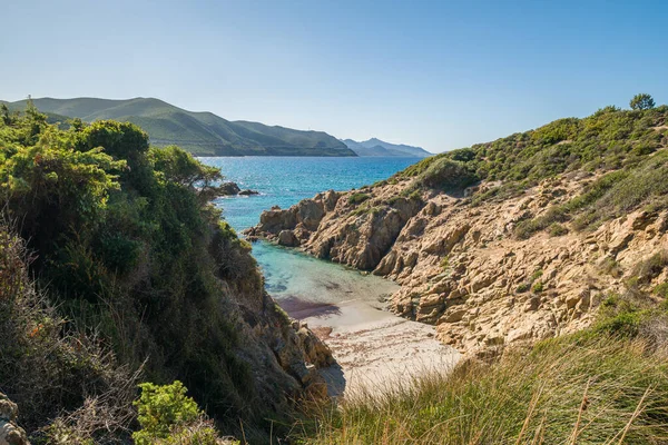 Una Piccola Spiaggia Sabbiosa Mediterraneo Turchese Una Baia Rocciosa Appartata — Foto Stock