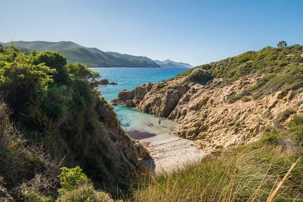 Uomo Piedi Nel Mare Mediterraneo Turchese Una Piccola Baia Sabbiosa — Foto Stock