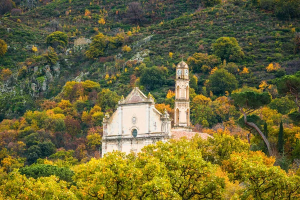 秋の木々に囲まれたコルシカ島のバルーン地方のヴィル パラソ教会のファサードと鐘楼 — ストック写真