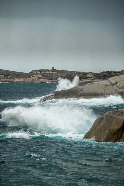 Fırtınalı Akdeniz Punta Caldanu Nun Kayalık Sahil Şeridine Çarpıyor Korsika — Stok fotoğraf