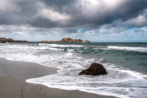 Waves Washing Seaweed Covered Rock Sandy Beach Ile Rousse Balagne — Foto de Stock