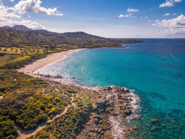 Korsika 'nın Balagne bölgesindeki Ghjunchitu sahilinde turkuaz Akdeniz' in parlak güneşli bir gününde hava manzarası