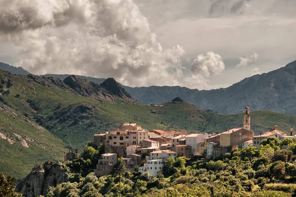 Moln Hänger Över Bergen Bakom Byn Montemaggiore Balagne Regionen Korsika — Stockfoto