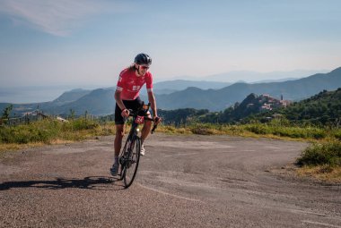 Speloncato, Korsika, Fransa - 9 Haziran 2021: Clement Clisson Speloncato köyünde 780 km 'den sonra 2021 Bisikletçi Korsika yarışının lideri. Bisikletçi Korsika, adayı desteksiz bir şekilde çevreleyen yıllık 1000 kilometrelik bir dayanıklılık bisikleti etkinliğidir..