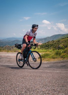 Speloncato, Korsika, Fransa - 9 Haziran 2021: Thomas Dupin Speloncato köyünde 780 km gittikten sonra 2021 Bisikletçi Korsika yarışında yarışıyor. Bisikletçi Korsika, adayı desteksiz bir şekilde çevreleyen yıllık 1000 kilometrelik bir dayanıklılık bisikleti etkinliğidir..