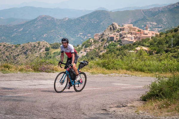 Speloncato, Korsika, Fransa - 9 Haziran 2021: Thomas Dupin Speloncato köyünde 780 km gittikten sonra 2021 Bisikletçi Korsika yarışında yarışıyor. Bisikletçi Korsika, adayı desteksiz bir şekilde çevreleyen yıllık 1000 kilometrelik bir dayanıklılık bisikleti etkinliğidir..