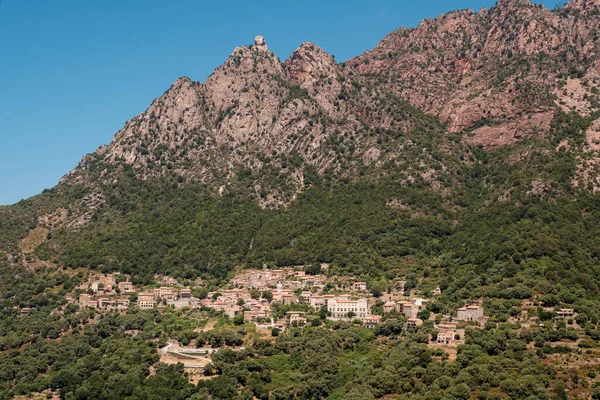 科西嘉岛西海岸的奥塔村 奥塔角在后面 — 图库照片