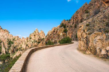 Korsika 'nın batı kıyısındaki Calanques de Piana' daki dramatik kaya oluşumlarından geçen D81 yolu.