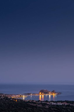 Korsika 'nın Balagne bölgesindeki Ile Rousse' da Akdeniz 'de La Pietra' ya gece çöküyor.