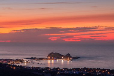 Güneş, Akdeniz 'deki La Pietra' da Korsika 'nın Balagne bölgesindeki Ile Rousse' da batıyor.