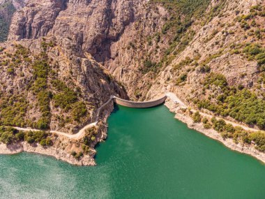 Tolla Gölü 'ndeki baraj duvarının ve Korsika' nın etrafındaki dağların havadan görüntüsü.