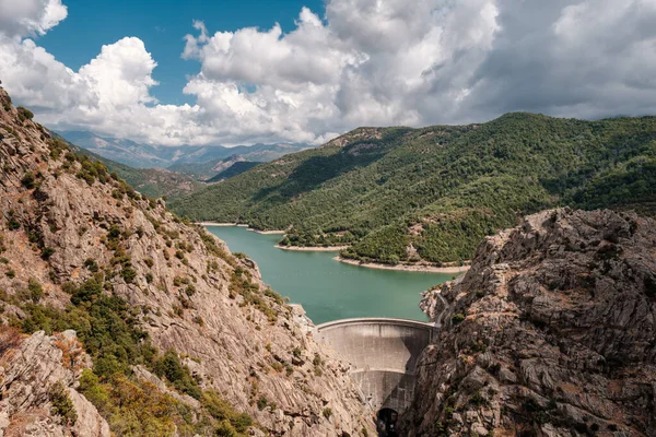 Muro Barragem Lac Tolla Córsega Rodeado Por Penhascos Rochosos Pinheiros — Fotografia de Stock