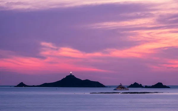 Les Iles Sanguinaires コルシカ島 フランス 2021年9月30日 地中海に沈む太陽のように コルシカ島のAjaccio近くのLes Iles Sanguinaires — ストック写真