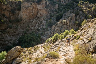 Korsika'da Walkers scala di santa regina üzerinde iz