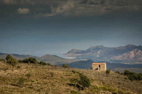 Bondgård i bergen i balagne på Korsika — Stockfoto