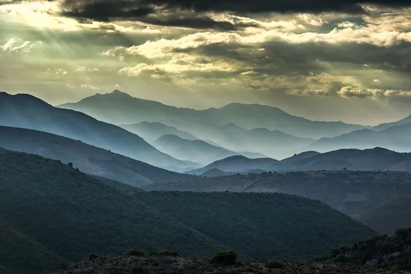 Náladový nebe nad horami v balagne regionu Korsika — Stock fotografie