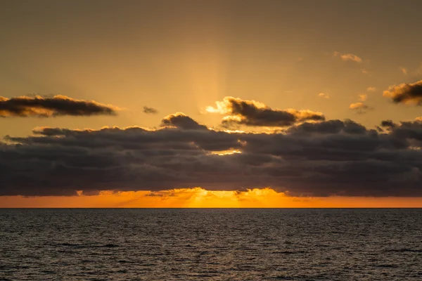 Solnedgången bakom moln över Medelhavet — Stockfoto